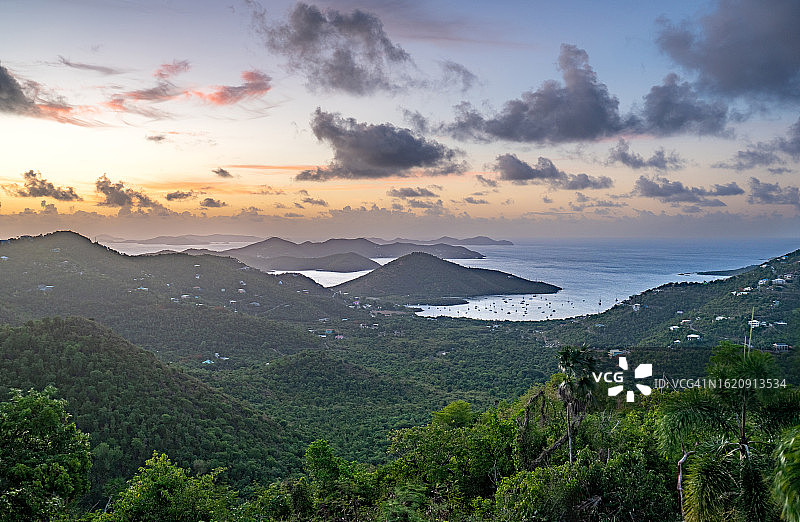 美属维尔京群岛圣约翰岛珊瑚湾的绚丽日出图片素材