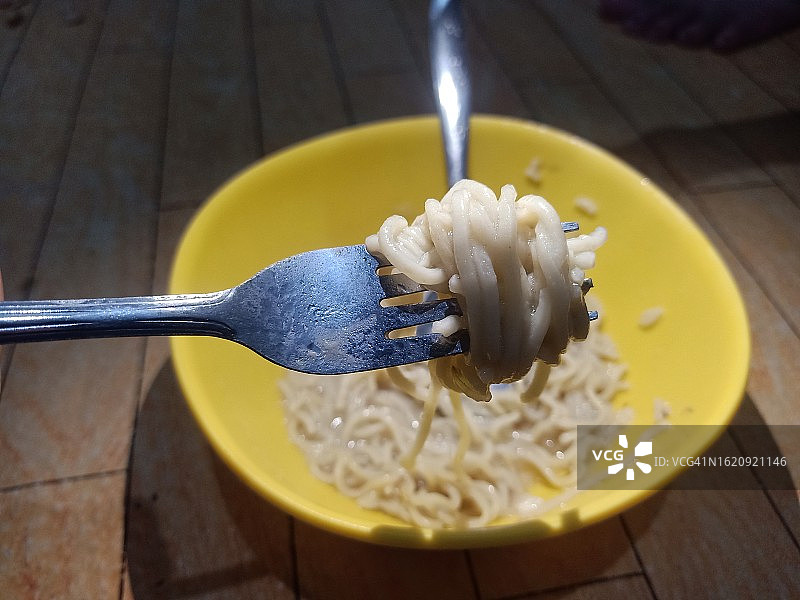 碗中卷曲煮熟的面条特写图片素材