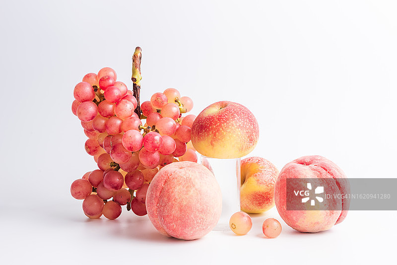 粉色水果合集，包括新鲜的桃子、苹果和粉色葡萄图片素材