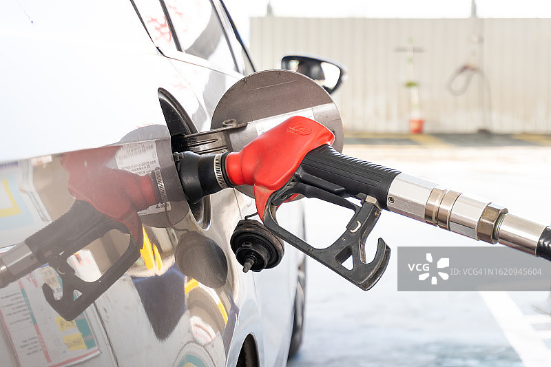 在加油站给汽车加油图片素材