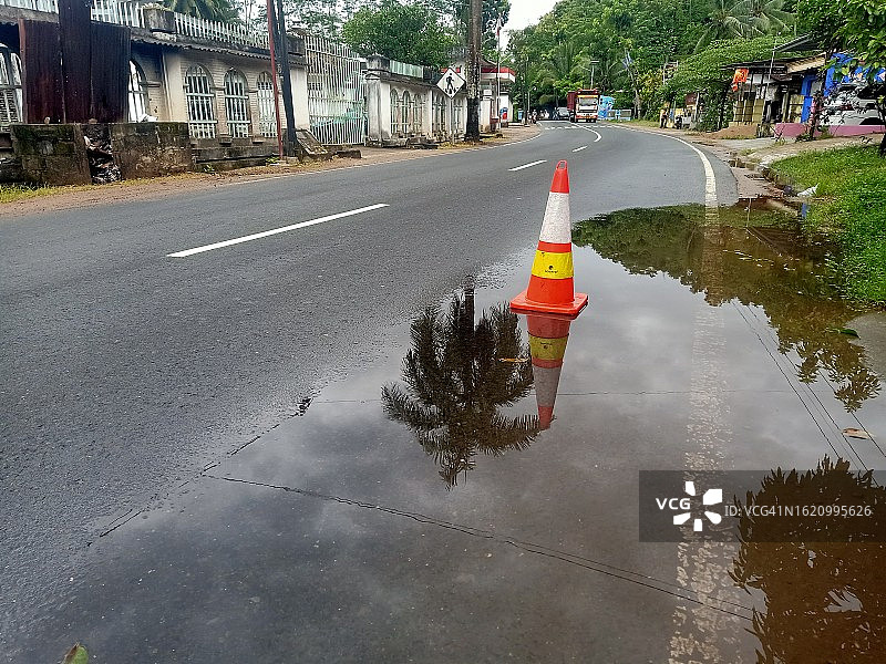 路边的交通锥图片素材