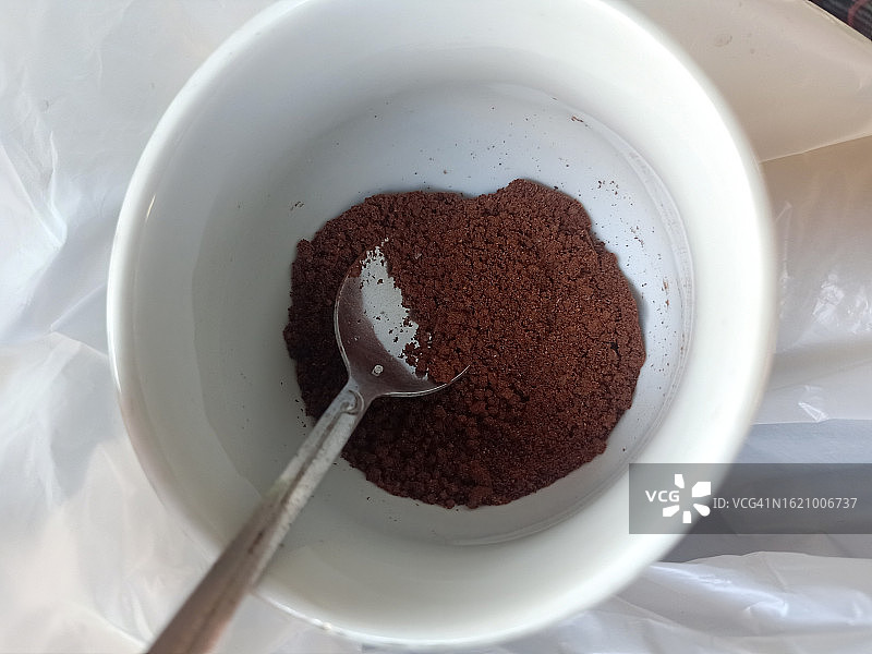 杯中混合咖啡粉图片素材