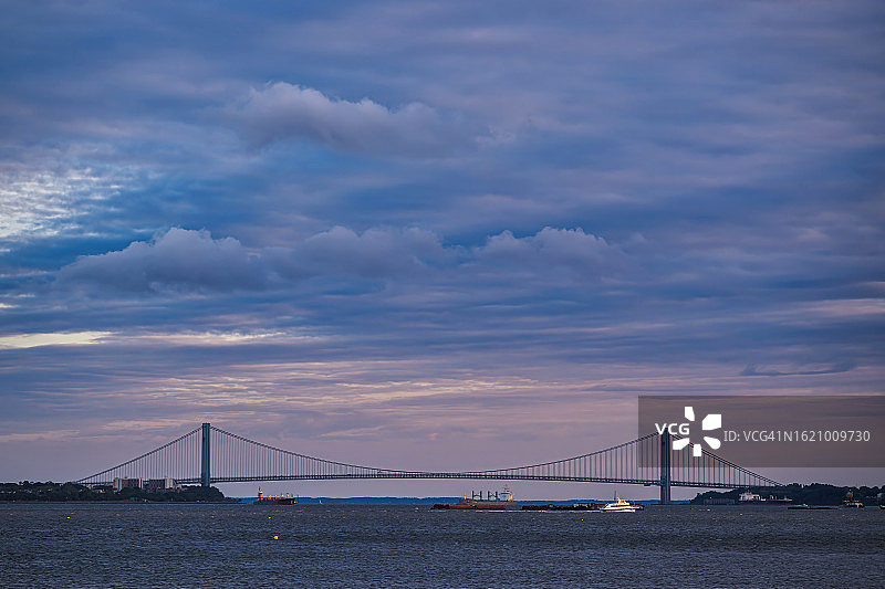 纽约港韦拉扎诺海峡大桥的黄昏云彩图片素材