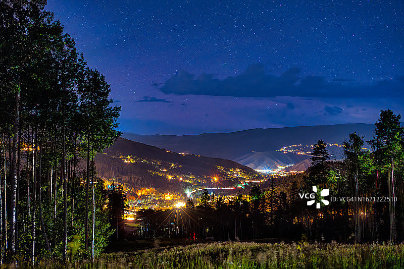 夜晚的海狸溪村和滑雪场图片素材