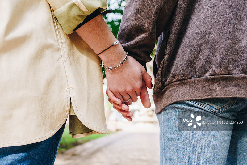 户外情侣牵手特写图片素材