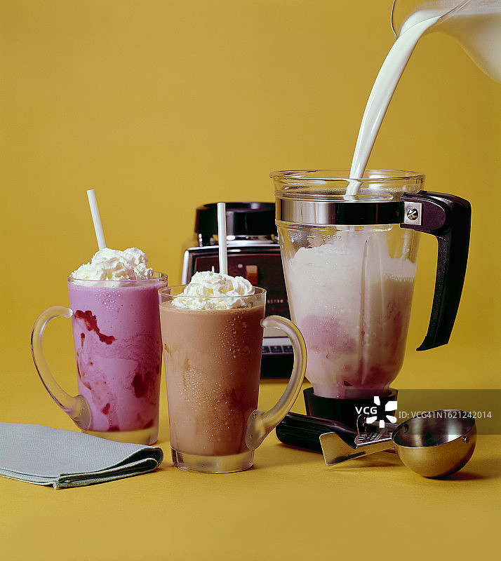 用搅拌机制作奶昔图片素材
