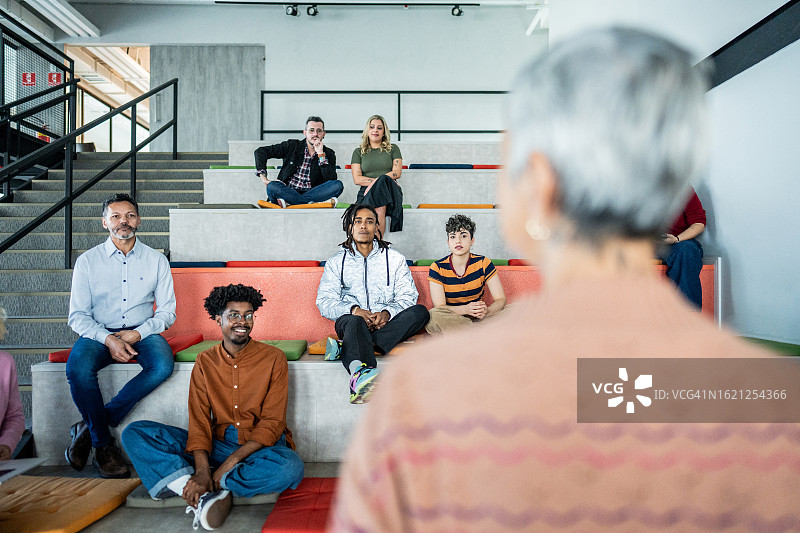 女商人在礼堂的演示中讲话图片素材