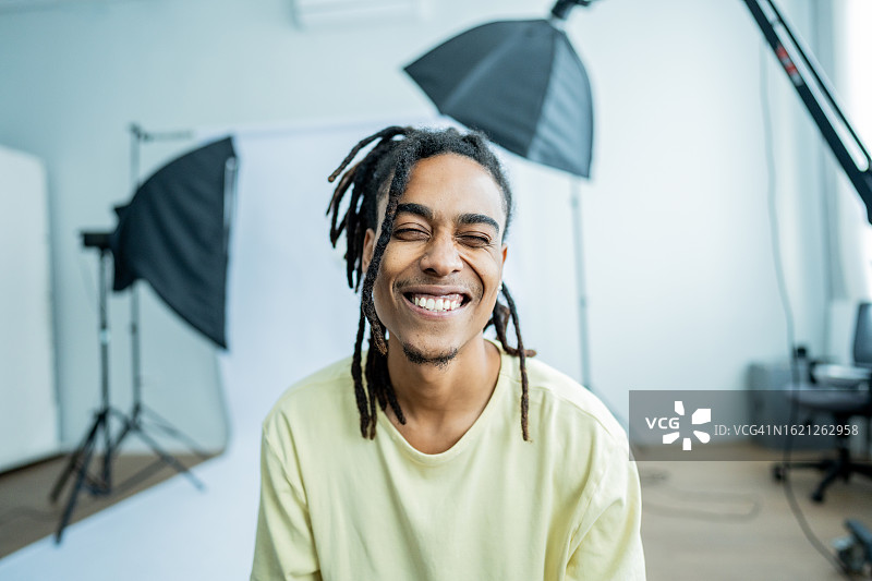 在影棚里眨眼的年轻男模特肖像图片素材