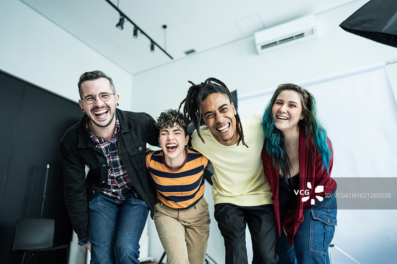 工作室里拥抱的同事或朋友肖像图片素材