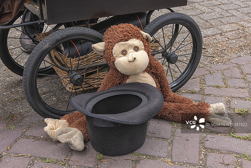 棕色玩具熊和黑色高顶帽图片素材