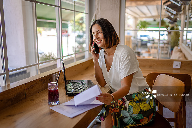 在向同事做报告的女商人图片素材