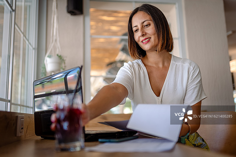 在向同事做报告的女商人图片素材