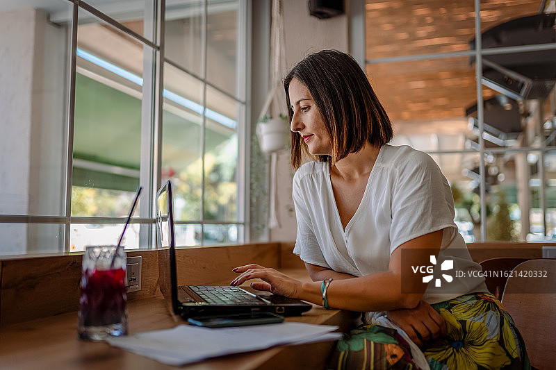 在向同事做报告的女商人图片素材