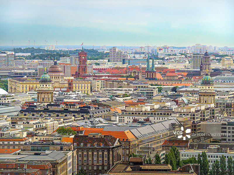 从波茨坦广场看到的东柏林天际线鸟瞰。眺望柏林市政厅、柏林城市宫殿和宪兵广场，德国柏林市中心图片素材