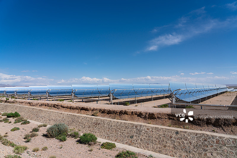 槽式聚光太阳能热发电厂图片素材