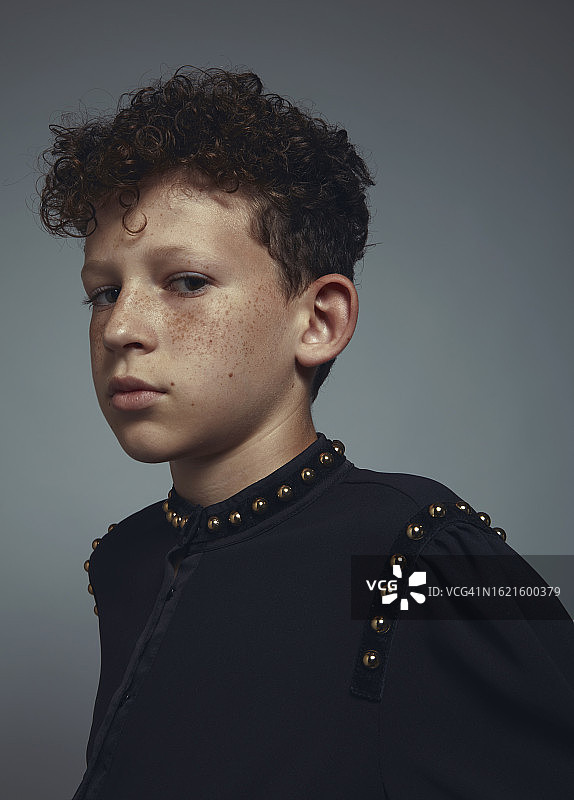 有雀斑、卷发和大耳朵的小男孩的人物写真图片素材