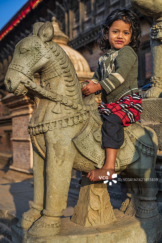 在巴克塔普尔印度教寺庙玩耍的尼泊尔小女孩图片素材