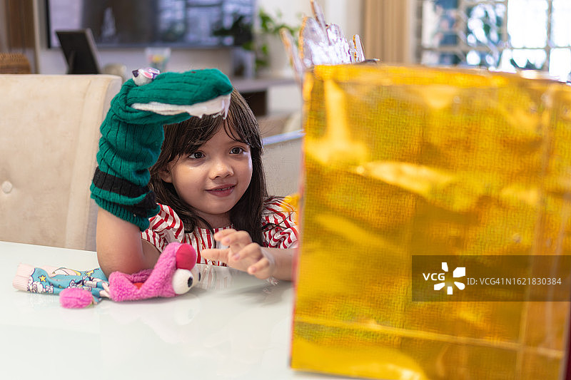 家庭舞台：女孩赋予木偶角色生命图片素材