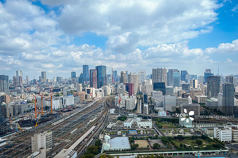 透过窗户看到的东京鸟瞰图图片素材