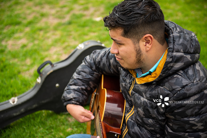学习弹吉他的自闭症男子图片素材