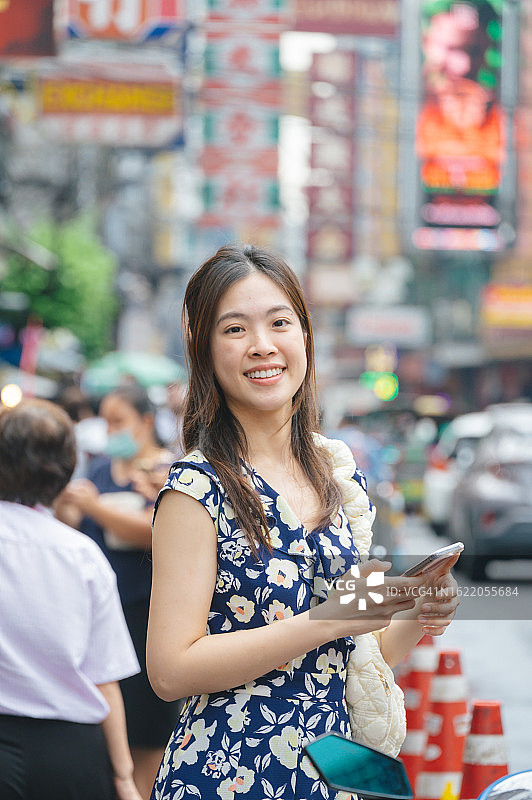 在唐人街使用GPS导航助手的亚洲游客图片素材