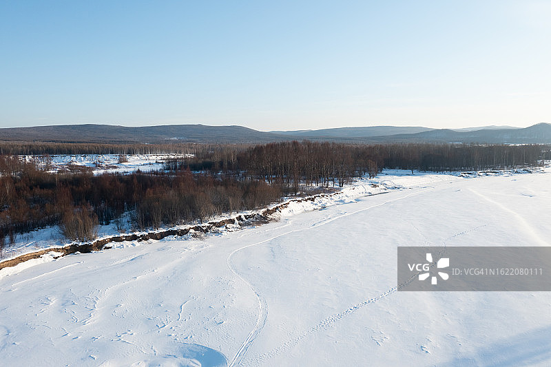 冬季雪覆盖的北方河流上的日出图片素材