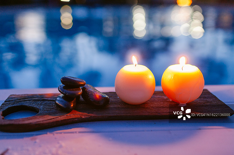水边的蜡烛和石头图片素材