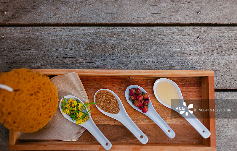 带不同皮肤排毒磨砂膏的勺子图片素材