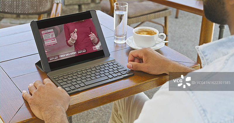 坐在路边咖啡馆的男人图片素材