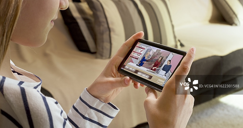 在智能手机上看化妆品的女人图片素材