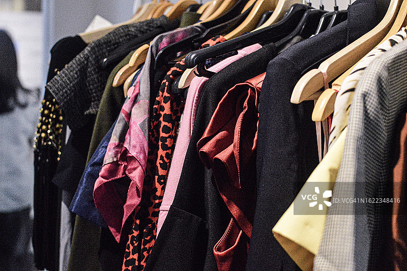 在旧货店购买服装图片素材