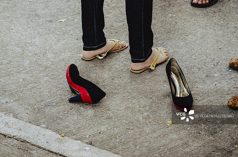 穿高跟鞋的女性的低视角照片图片素材