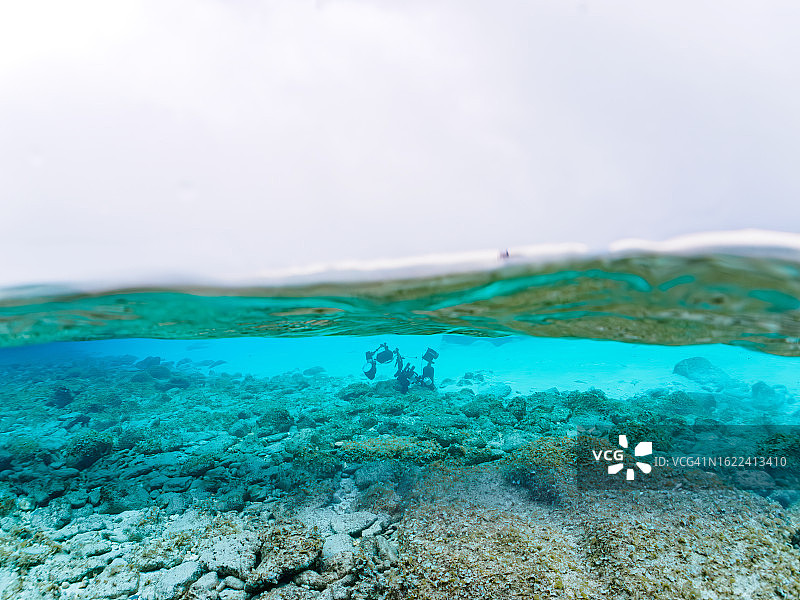 冲绳庆良间群岛座间味岛Gahi岛的美丽珊瑚礁和白色沙滩图片素材