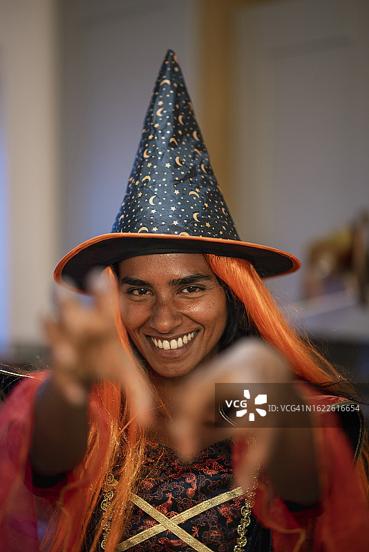 我穿着服装度过一个迷人的万圣节图片素材