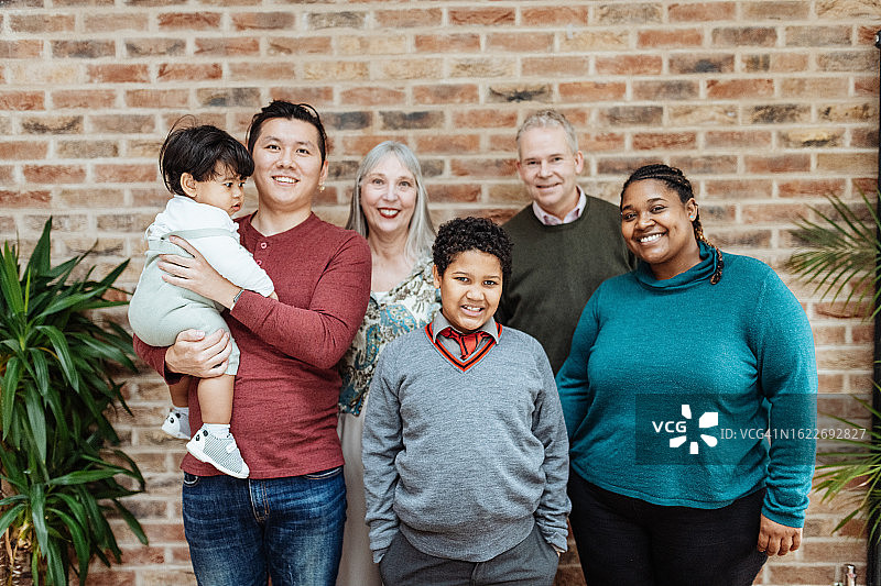 不同年龄和种族的多元化人群对着镜头微笑图片素材
