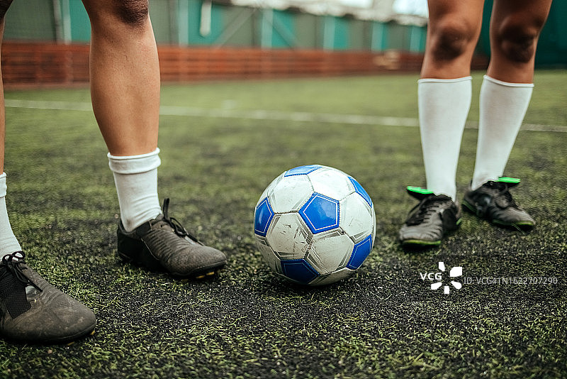 足球运动员在球场上比赛图片素材