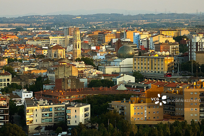 日落时分的菲格拉斯中心鸟瞰图图片素材