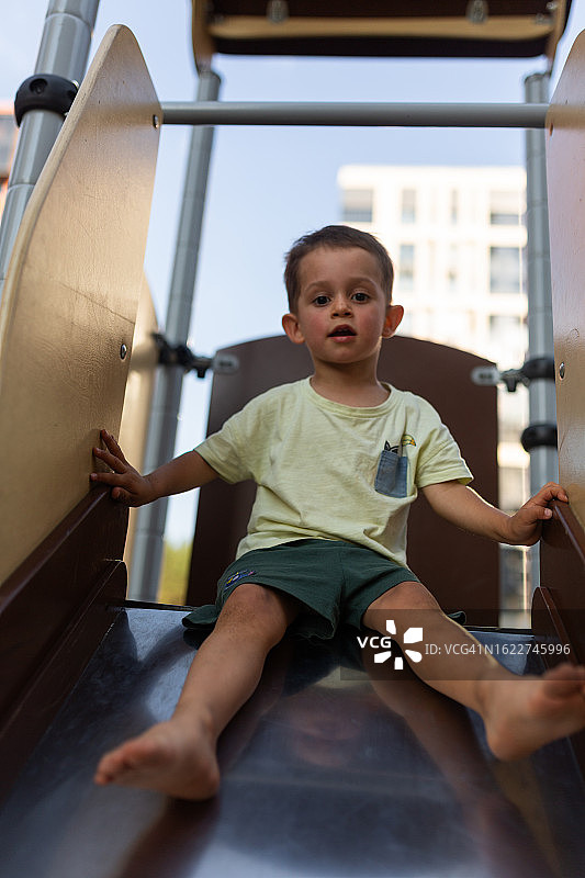 夏天里小男孩滑滑梯图片素材