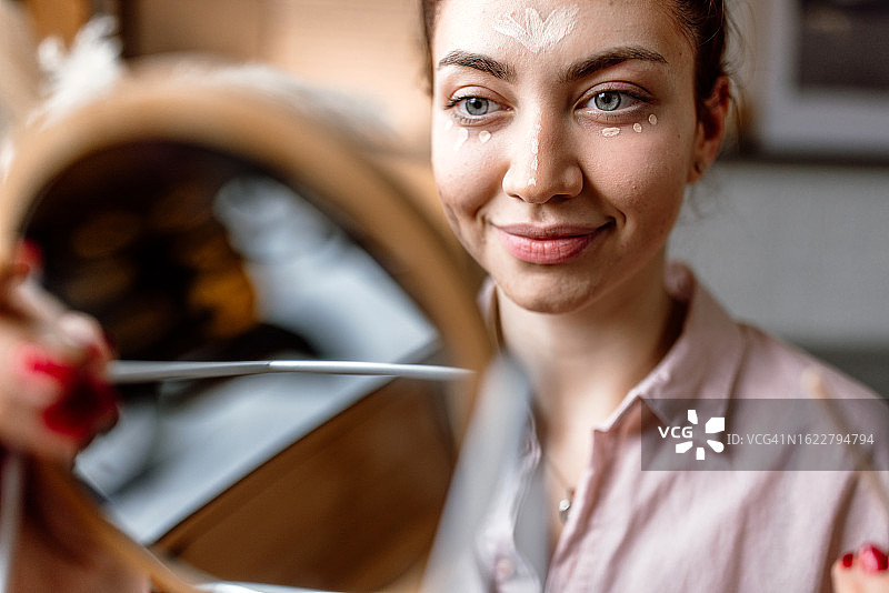 年轻女子录制美妆视频图片素材