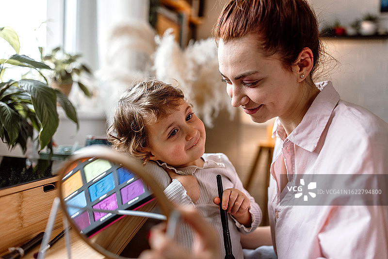 小女孩玩耍，梦想成为化妆师图片素材