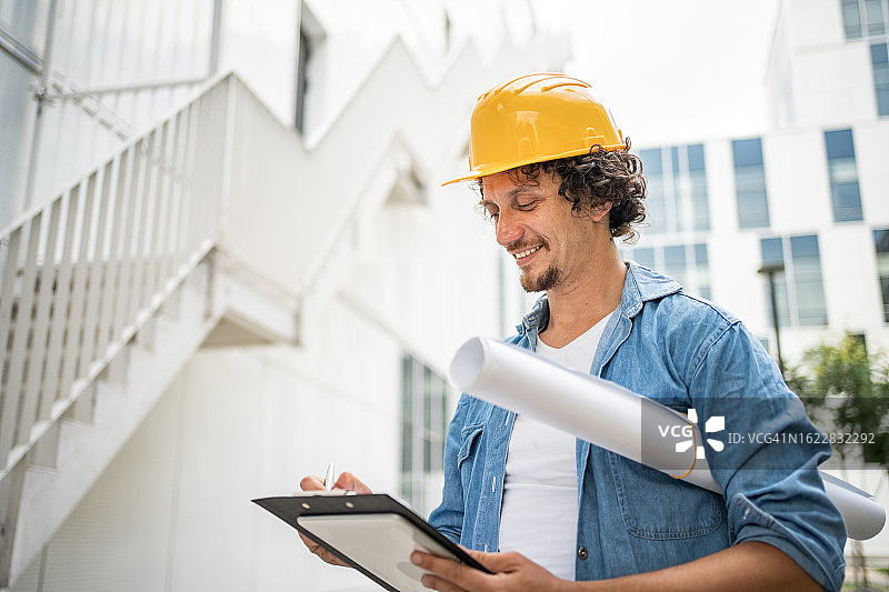 建筑工程师视察建筑重建区域图片素材