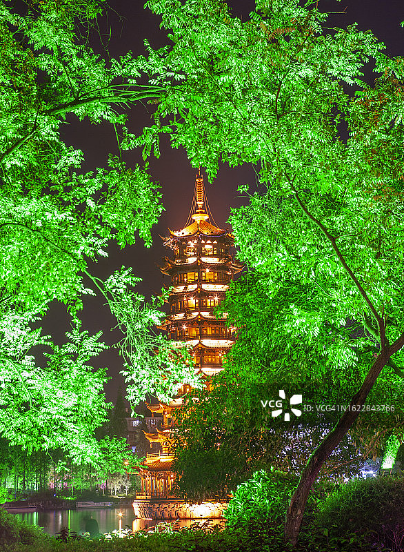 中国公园湖上的宝塔图片素材