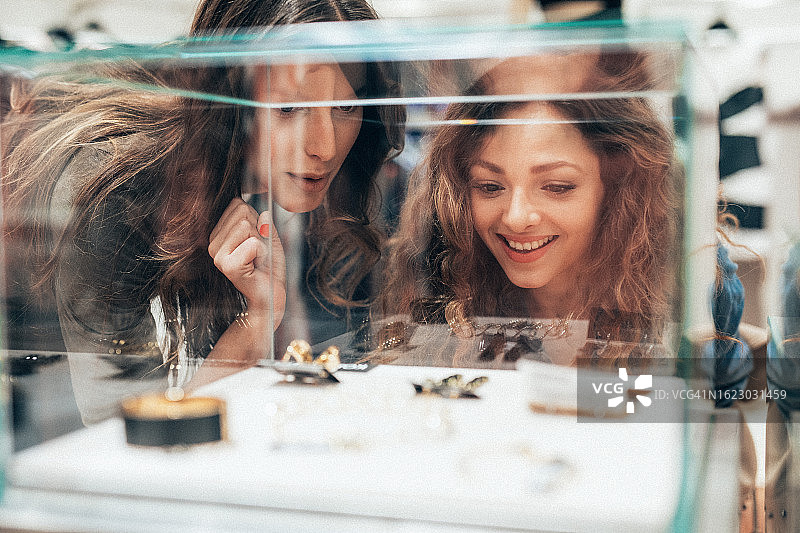 和女朋友一起购物图片素材