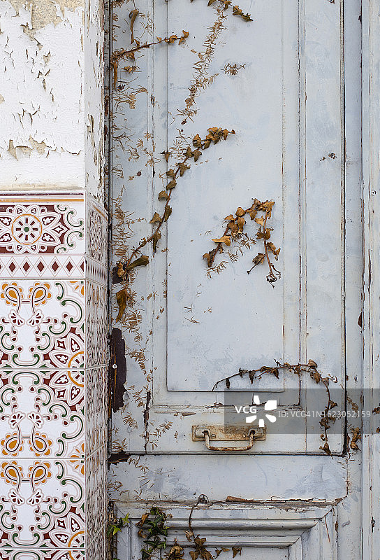 彩色瓷砖与门，废弃建筑图片素材
