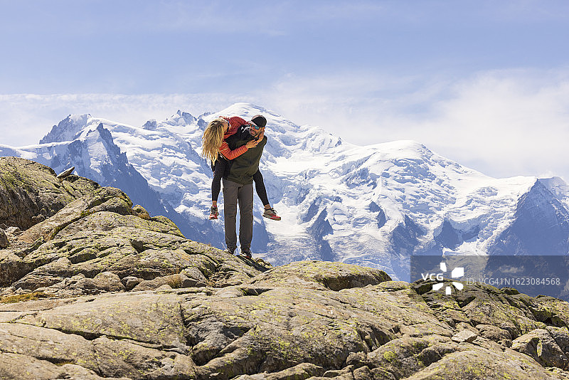 在法国阿尔卑斯山欣赏美景的夫妇图片素材