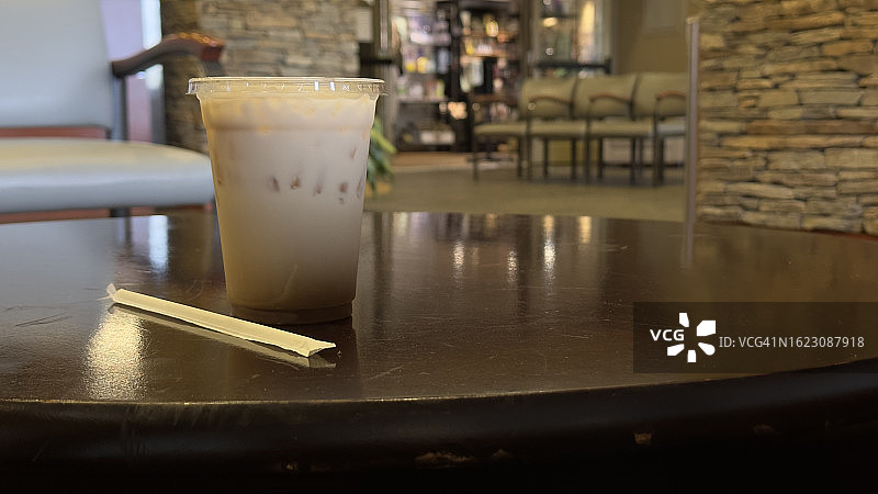 大堂里的普通冰拿铁图片素材