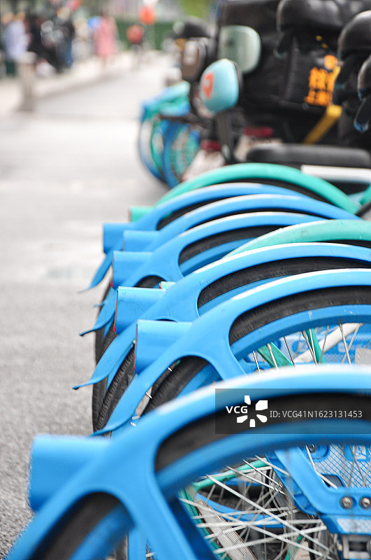 广州人行道上的共享单车图片素材