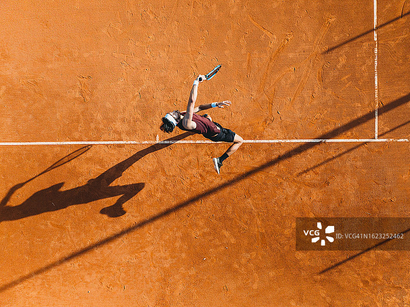 比赛中网球运动员的航拍图片素材