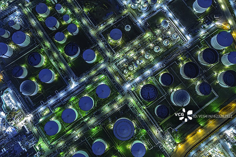 油库储罐鸟瞰：白色油罐在黄昏时分的石油化工厂图片素材