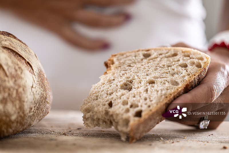 年轻的乳糜泻女子因食用新鲜面包后腹痛图片素材